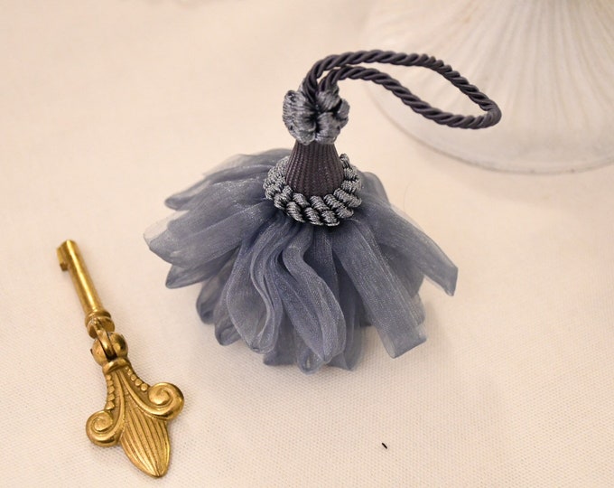 Organza “burlesque” key bow