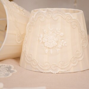 Romantic lampshade in silk and ivory lace image 3