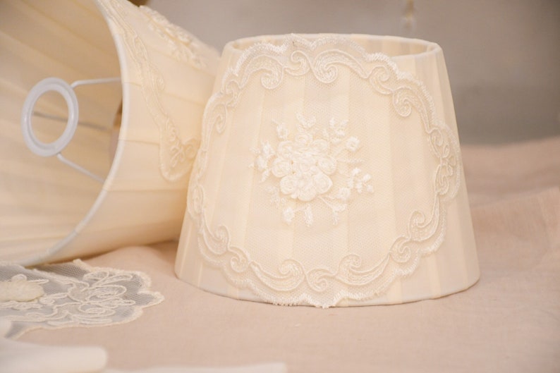 Romantic lampshade in silk and ivory lace image 3