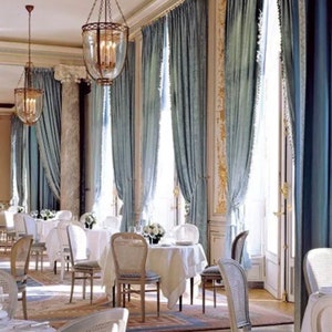 Paar intens poederblauwe fluwelen gordijnen, met kostbare &quot;Aristocratische&quot; versieringen, Made in Italy