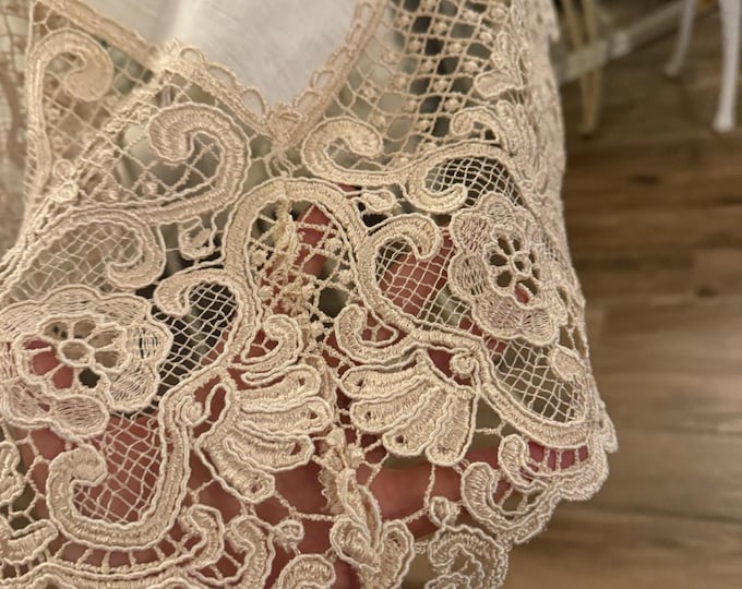 “Memorie d’Atelier” Tablecloth – Pure Stonewashed Natural White Linen and Antique Macramé Lace