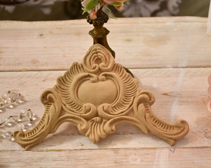 Antique frieze in raw wood pulp “Volute”