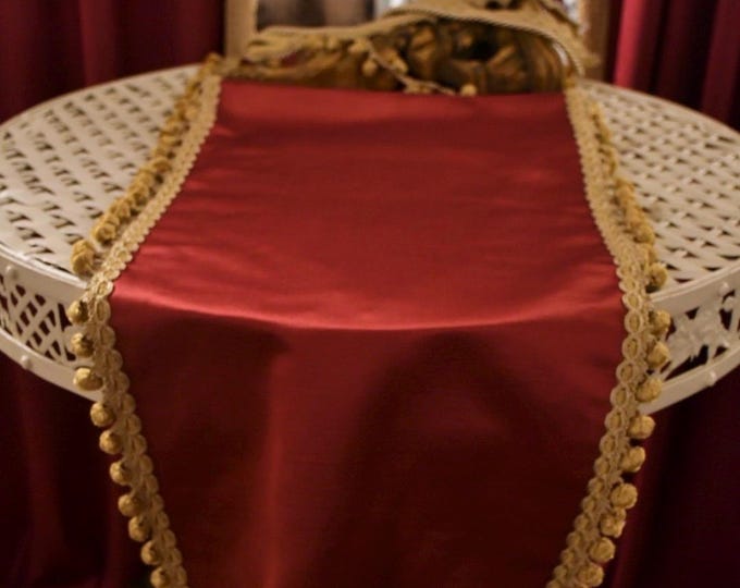 Burgundy luxury runner from the “Il Rinascimento” collection