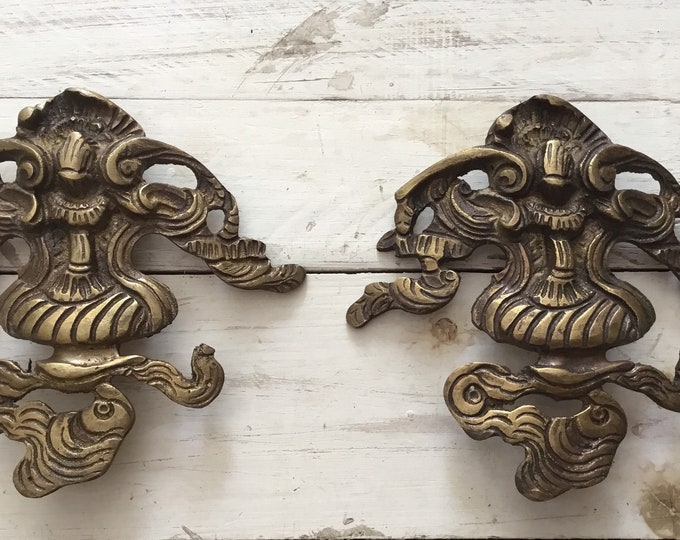 Rare antique pair of antique crests from the 20th century