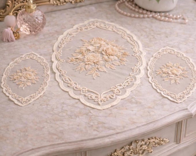 Set of three doilies in embroidered tulle with embossed roses – a romantic set in fine tulle