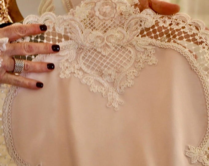 Set of three doilies in powder pink silk satin with rebrodé lace – luxury set for dressers and bedside tables in a romantic baroque style, Made in Italy by Faggianis