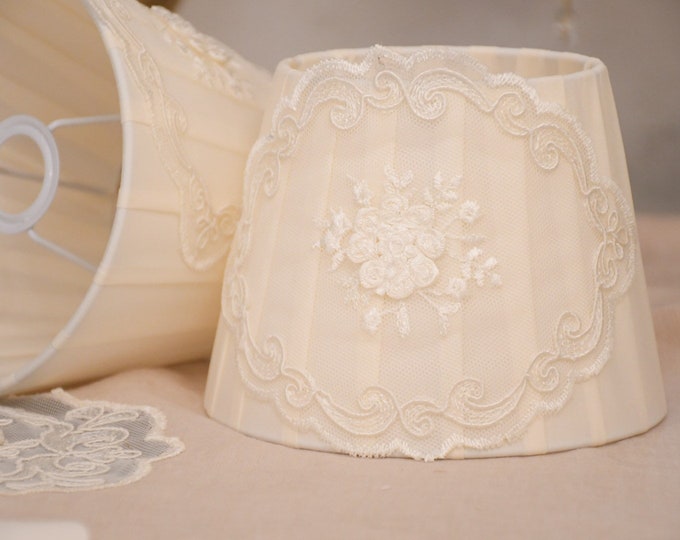 Romantic lampshade in silk and ivory lace