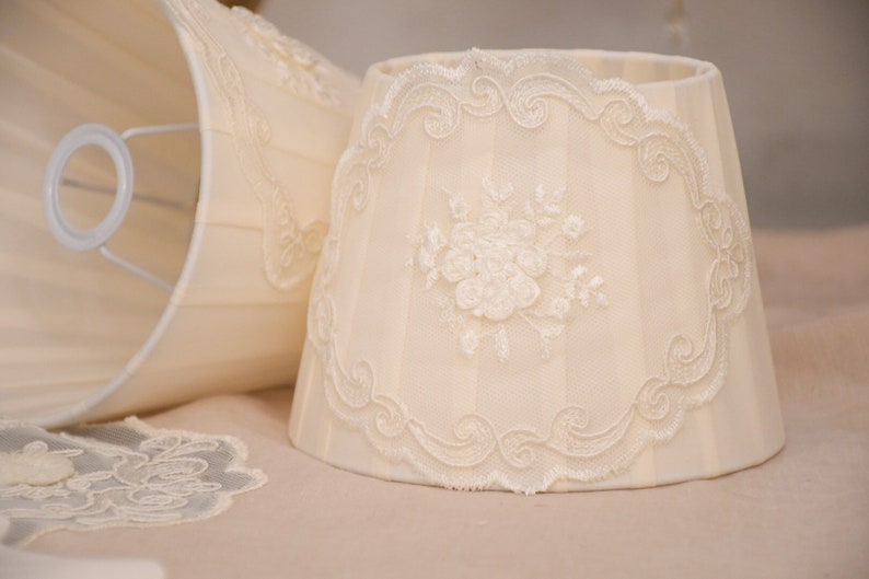 Romantic lampshade in silk and ivory lace image 1