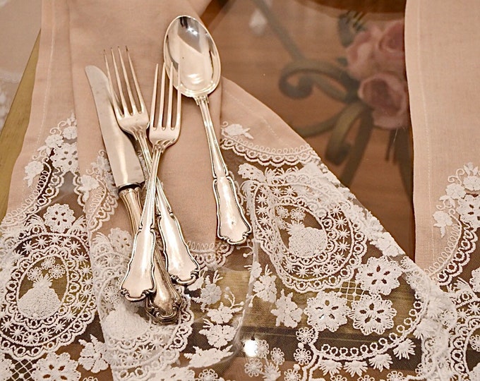 Set of 2 napkins in pure linen and fine lace "Madame" collection