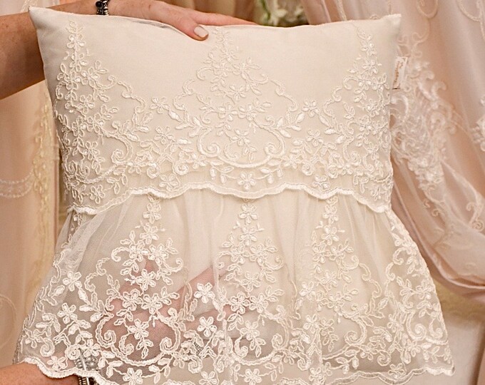 “Eloide” lace and silk furnishing cushion