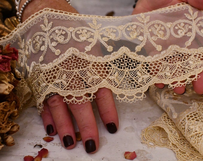 Twentieth-century Italian antique lace in beige embroidered tulle