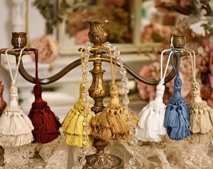 Burlesque tassel key bow