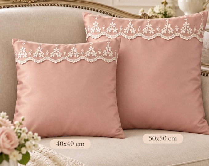 Cuscino Romantico in taffetà rosa e merletto bianco.Cuscino Shabby chic Made in Italy