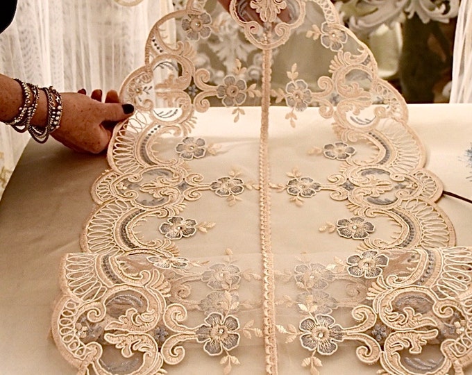 Wonderful runner in rebrodé lace “Maria Regina”