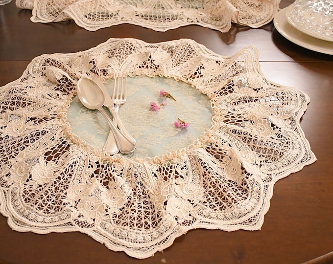 Refined centrepiece/underplate in tiffany blue damask and antique beige macramé lace