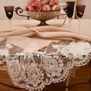 Tischdecke „Madame“ aus reinem rosa Leinen und Spitze