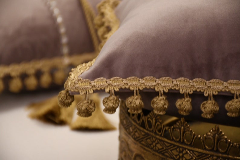 Cushion collection Duchessa fine velvet and antique gold lilacpink trimmings