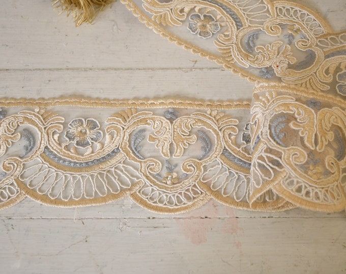 Ivory and blue rebrodé lace “Maria Regina” h 11 cm