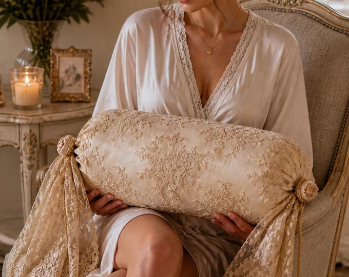 Wonderful cylindrical cushion in ivory lace “Greta”