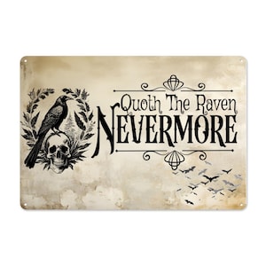 Könnte beinhalten: Rechteckiges Metallschild im Vintage-Look mit Gebrauchsspuren. Es zeigt einen schwarzen Raben auf einem Totenkopf, umgeben von einem Lorbeerkranz. Der Text lautet "Quoth The Raven Nevermore" mit einem Schwarm Fledermäuse.