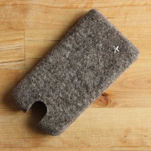 Felt mobile phone case, smartphone case f. e.g. iPhone 6+ / Galaxy Note 2 - round felted in one piece