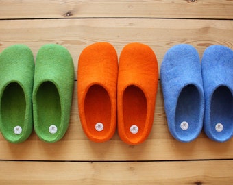 Felt slippers / size: S = 36 -38, M = 39 - 41 & L = 42 - 44  / 100% wool / round felted without seam