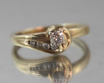 Anillo solitario vintage de diamantes con engaste en relieve, talla 4.5