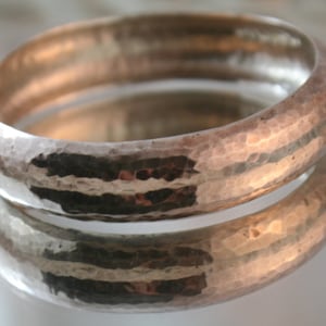free post.....Vintage England Hallmarked hammered sterling silver bangle weighs 44gm, 6.5cm inside- 2.5&quot;, great solid everyday silver bangle