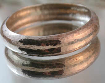 free post.....Vintage England Hallmarked hammered sterling silver bangle weighs 44gm, 6.5cm inside- 2.5", great solid everyday silver bangle
