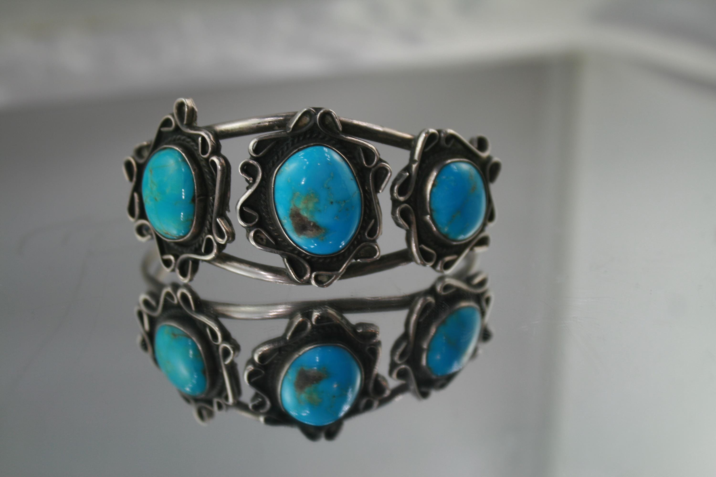 1940年代のナバホ族のターコイズカフブレスレット（ハーヴェイ時代の