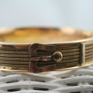 free post.... Quality VINTAGE 12kt rolled gold, wide belt buckle bangle,bracelet, stamped inside, safety chain,wide bangle, 6CM  diameter