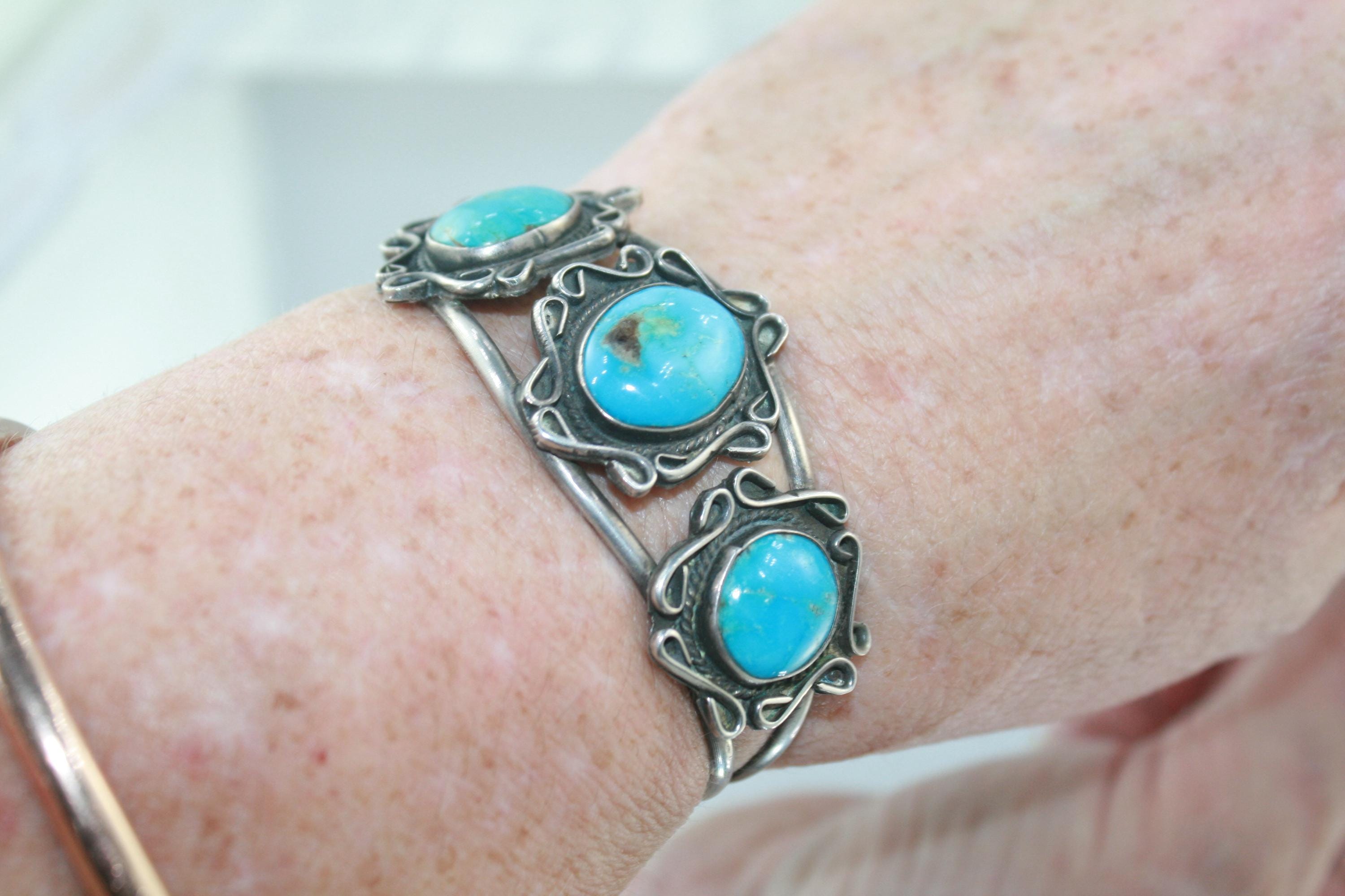 1940年代のナバホ族のターコイズカフブレスレット（ハーヴェイ時代の