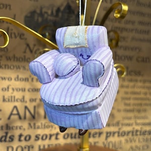 Puede incluir: Adorno en miniatura de sillón pintado a mano, a rayas lavanda y blanco. El sillón tiene un cojín y está suspendido de un soporte dorado. Ideal para decoraciones festivas, este adorno es un complemento encantador.