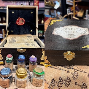 Puede incluir: Una caja de madera con un cierre dorado y una etiqueta que dice "Polyjuice Potion" con una etiqueta de advertencia. La caja contiene seis pequeños frascos de vidrio con tapones de corcho y etiquetas. Los frascos están llenos de líquidos coloridos.