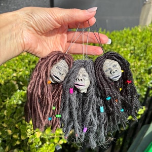 Llavero de cabeza reducida: adorno de resina para coche o árbol