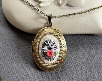 Collar de erizo bordado a mano, medallón de 2 fotos, regalo personalizado, medallón de erizo, regalo para amantes de la naturaleza, joyería del bosque, regalo de erizo