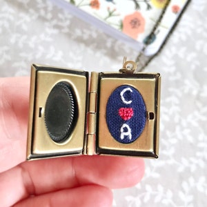 Regalo de San Valentín para ella Regalo personalizado para ella Collar con medallón de libro Regalo de aniversario de algodón para esposa Collar de corazón rojo Medallón secreto
