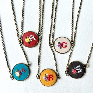 Collar con inicial bordada a mano Collar con letras personalizadas Joyas personalizadas Regalo único para ella Joyas para damas de honor