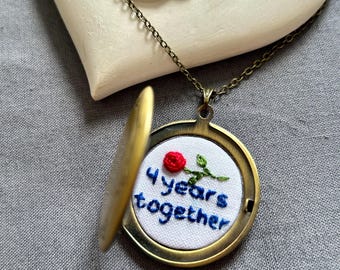 Regalo personalizado de aniversario de bodas para esposa. Collar con el número de años personalizado. Medallón de aniversario de bodas. Regalo de recuerdo para ella.