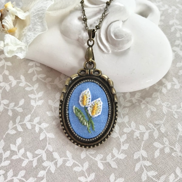 Hand embroidered Calla Lily necklace Floral necklace Gift for Mom Calla Lillies necklace Floral necklace White Calla Free tracking shipping