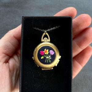 Family Birth flower hand embroidered necklace 4 photos locket Personalized gift Family Photo necklace Floral locket Gift for Mom Custom gift