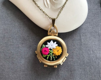 Family Birth flower hand embroidered necklace 4 photos locket Personalized gift Family Photo necklace Floral locket Gift for Mom Custom gift