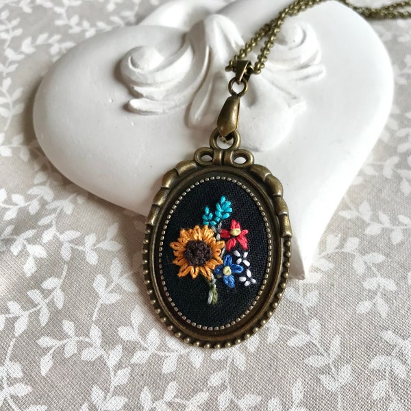 Le collier pendentif floral brodé