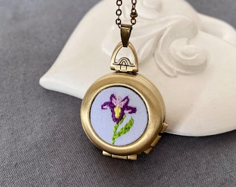 Collar de flor de iris bordado a mano, collar de iris, collar floral, collar con relicario para fotos, joyería de iris, flor de nacimiento de febrero