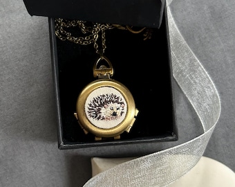 Collar de erizo bordado a mano, medallón de erizo, regalo para amantes de la naturaleza, joyería inspirada en el bosque, regalo de erizo