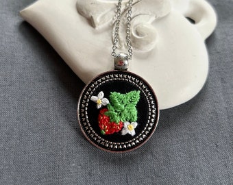 Collar de fresa bordado Regalo de aniversario de bodas número 4 Regalo para jardinero Regalo de aniversario de bodas de fruta roja y verde para ella