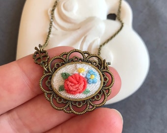 Halskette mit Blumen bestickt, Koralle Rose Halskette, Geschenk für Mama, Baumwolle, Jubiläumsgeschenk, Victorian Schmuck