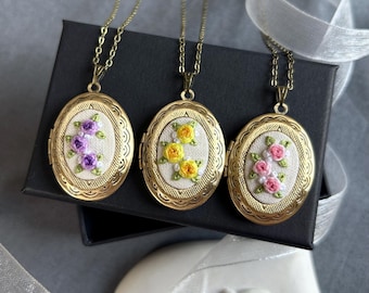 Regalo para mamá: Collar con medallón de rosas bordado a mano. Regalo para esposa. Joyería para dama de honor: Collar con medallón de rosas. Medallón con foto. Regalo para una amiga.
