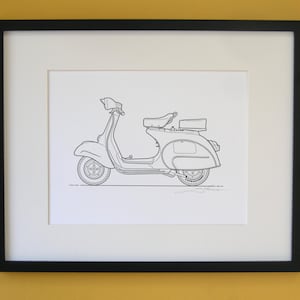 Peut inclure: Un dessin au trait noir et blanc d'un scooter Vespa vintage. Le scooter est présenté de profil, la roue avant légèrement tournée vers la droite. Le scooter est doté d'un petit pare-brise et d'un porte-bagages à l'arrière.