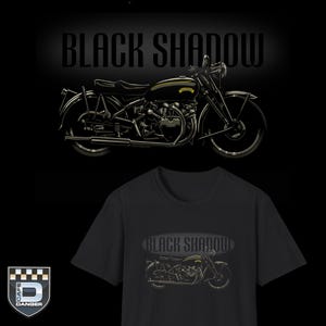 Könnte beinhalten: Schwarze Grafik mit einem Vintage-Motorrad und dem Text "BLACK SHADOW" darüber. Darunter zeigt ein schwarzes T-Shirt das gleiche Motorraddesign. Ein Logo mit dem Text "DANGER" befindet sich in der unteren linken Ecke.